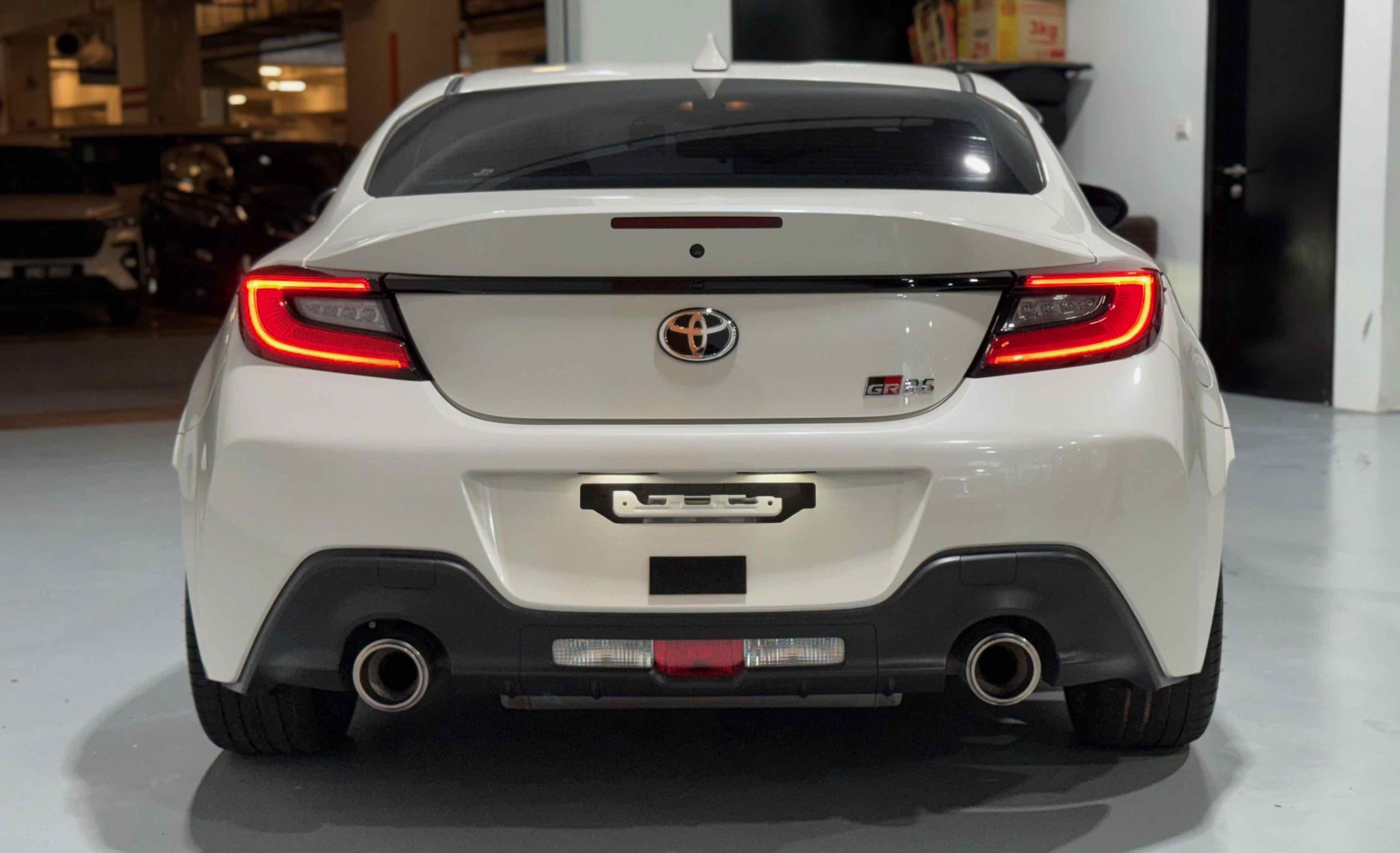 
								Toyota GR86 RZ full									