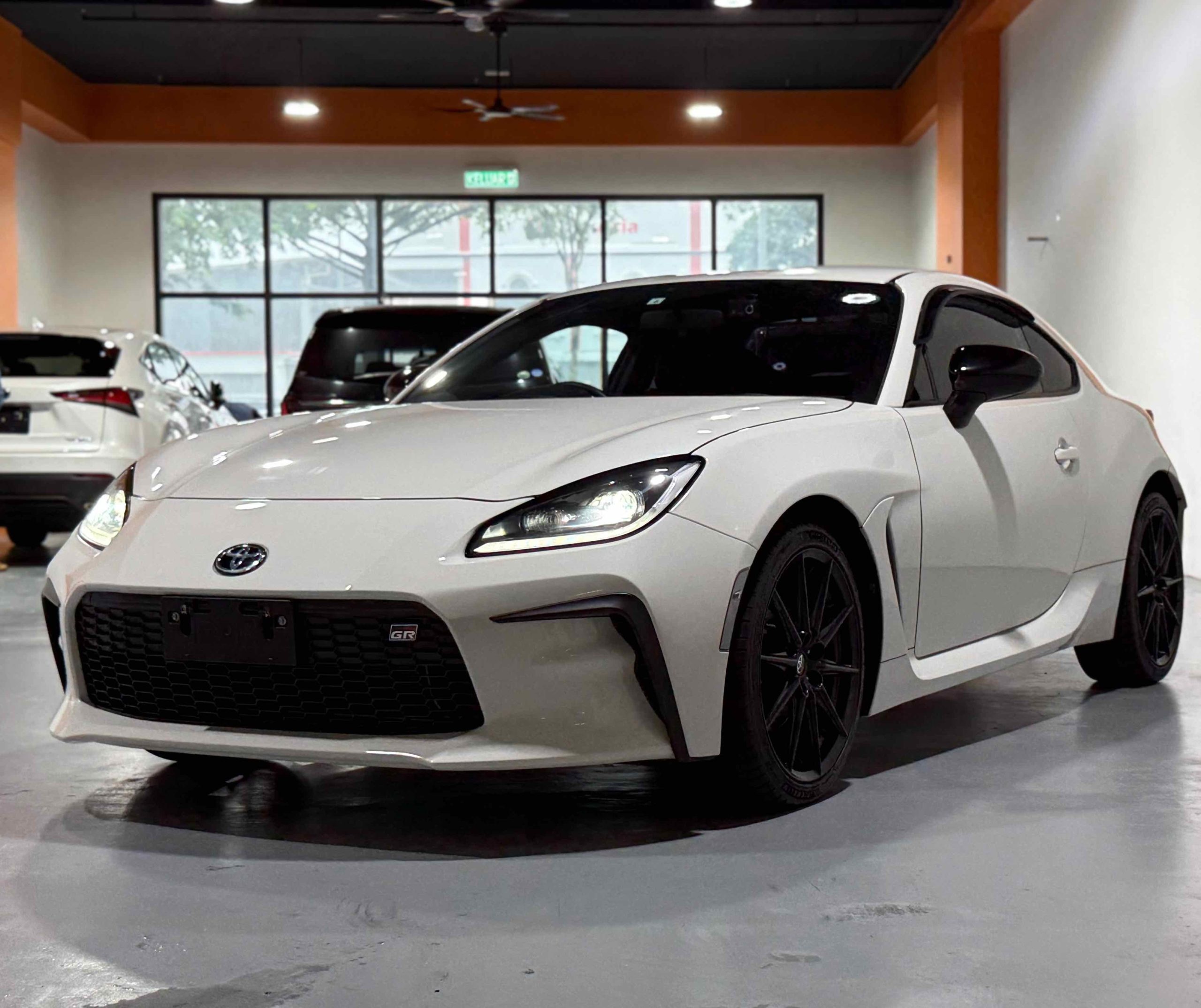 
								Toyota GR86 RZ full									