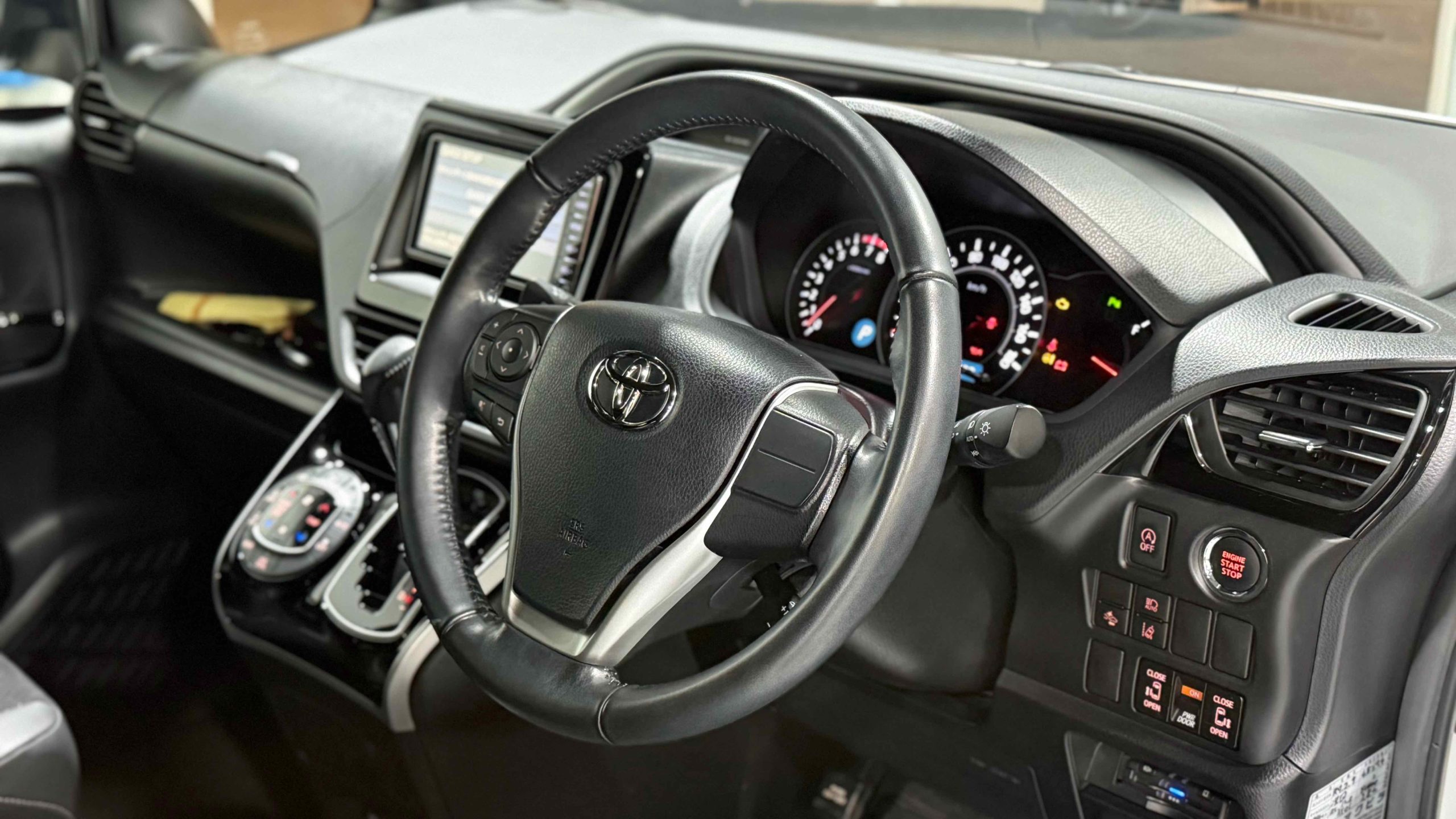 
								Toyota Voxy Kirameki III full									