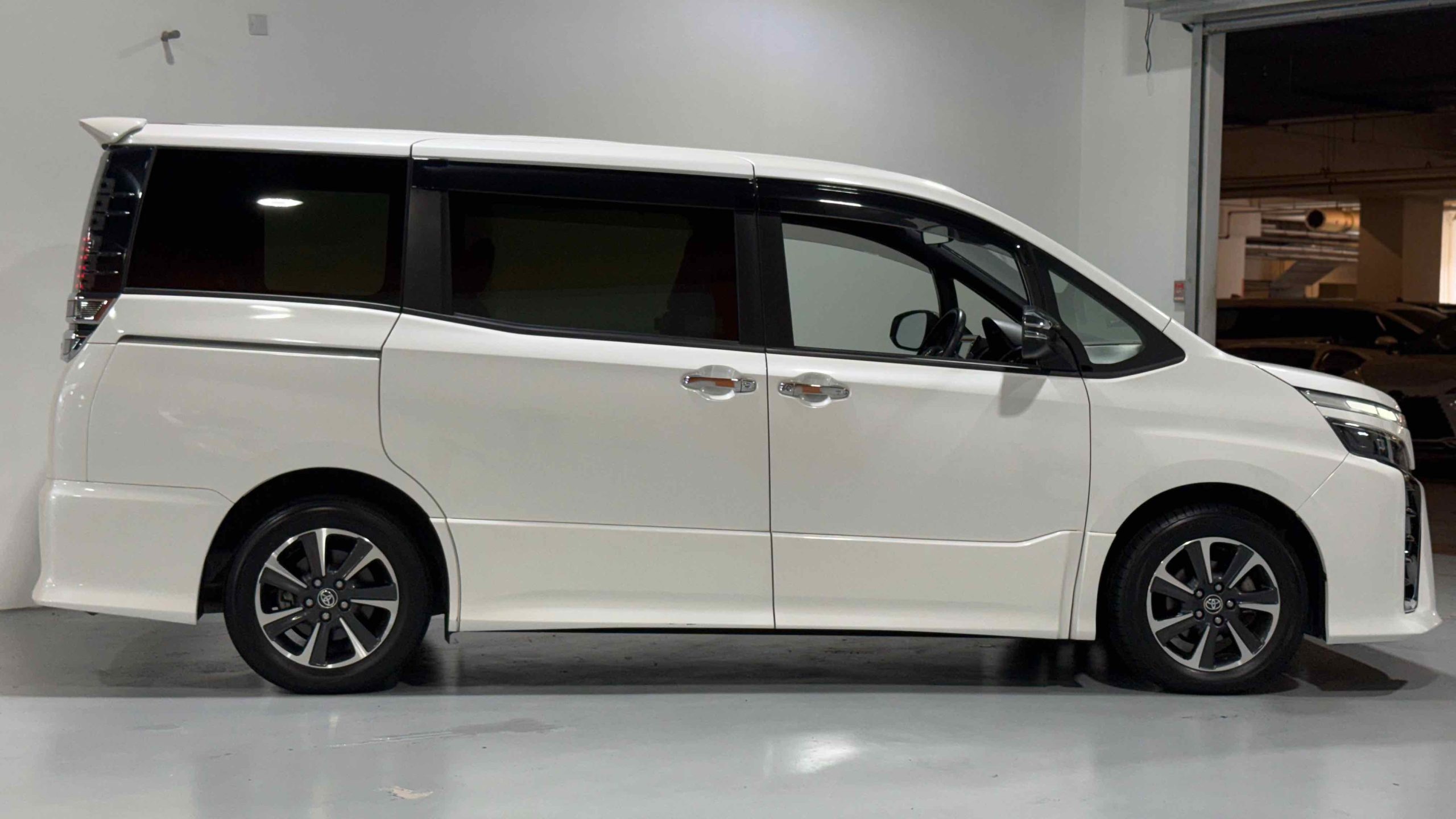 
								Toyota Voxy Kirameki III full									