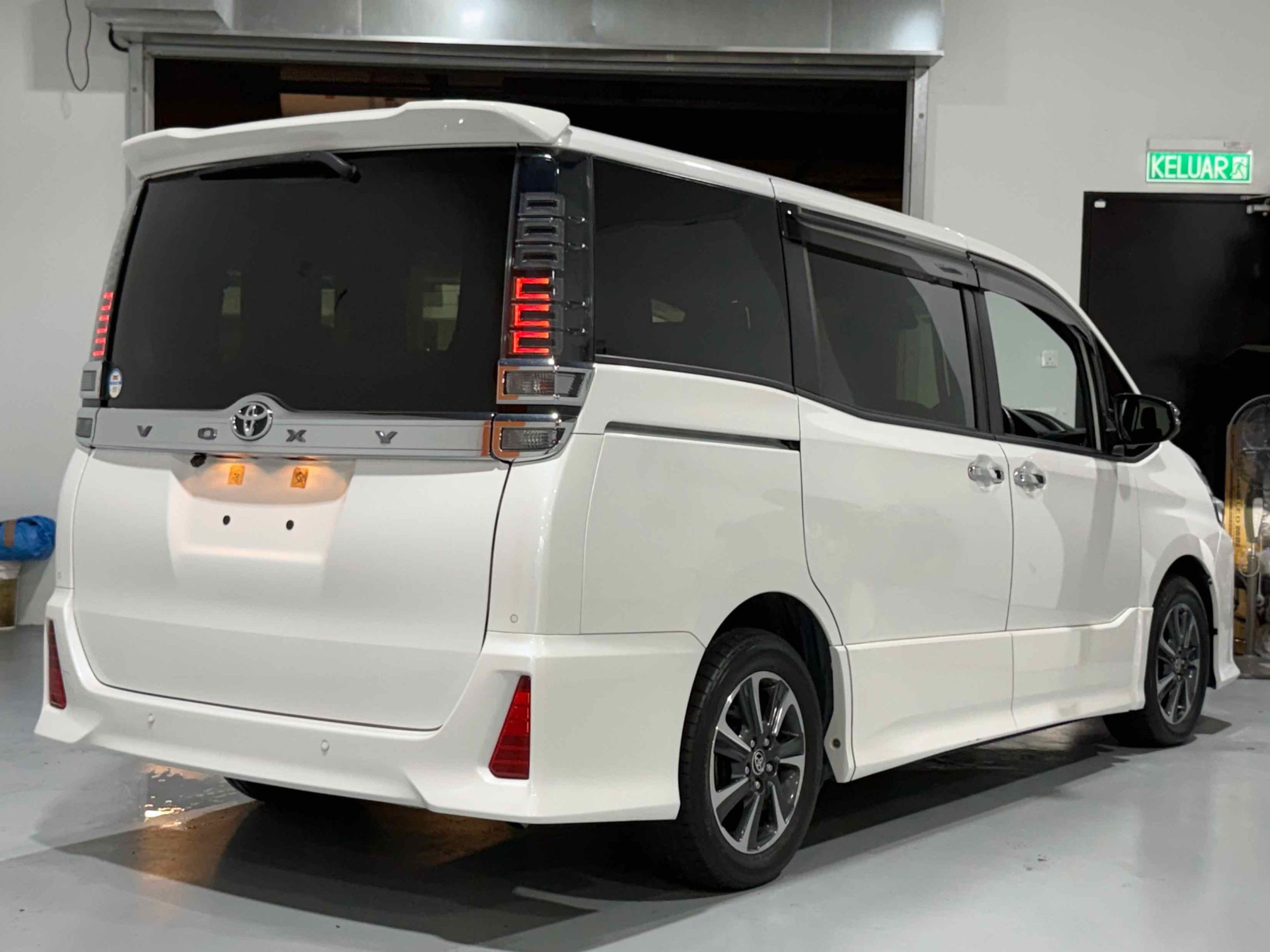
								Toyota Voxy Kirameki III full									