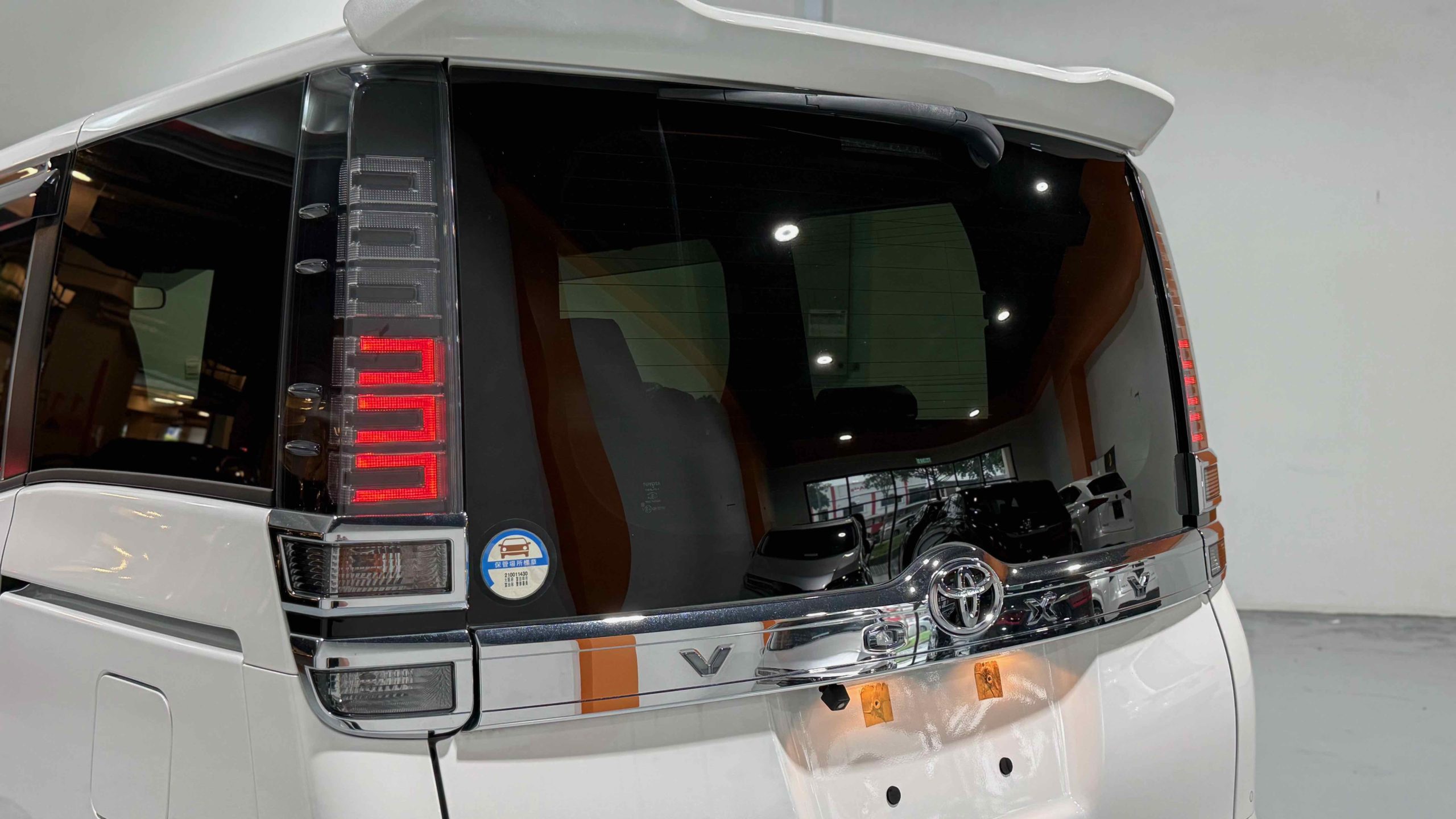 
								Toyota Voxy Kirameki III full									