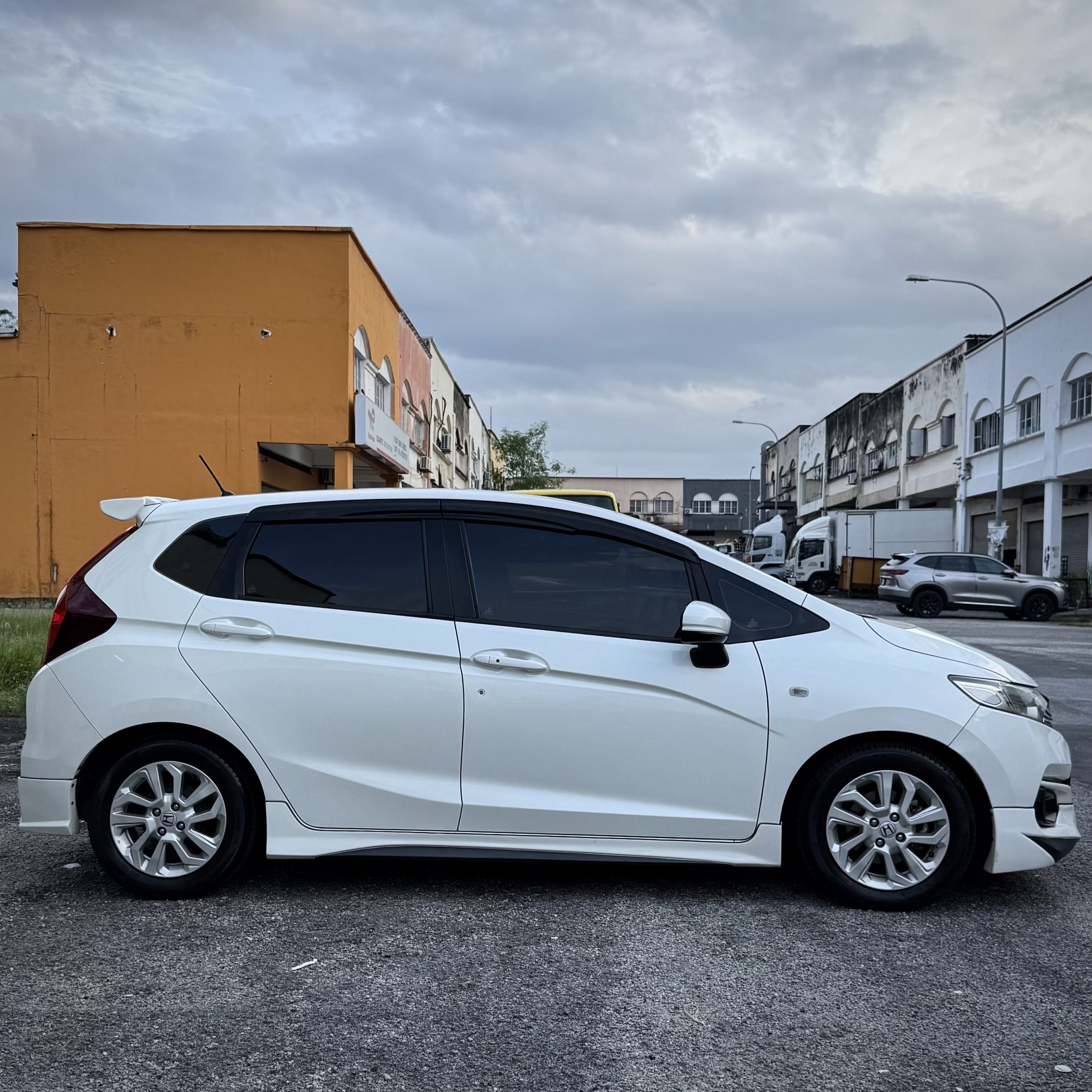 
								2018 Honda Jazz E Spec Facelift GK5 full									